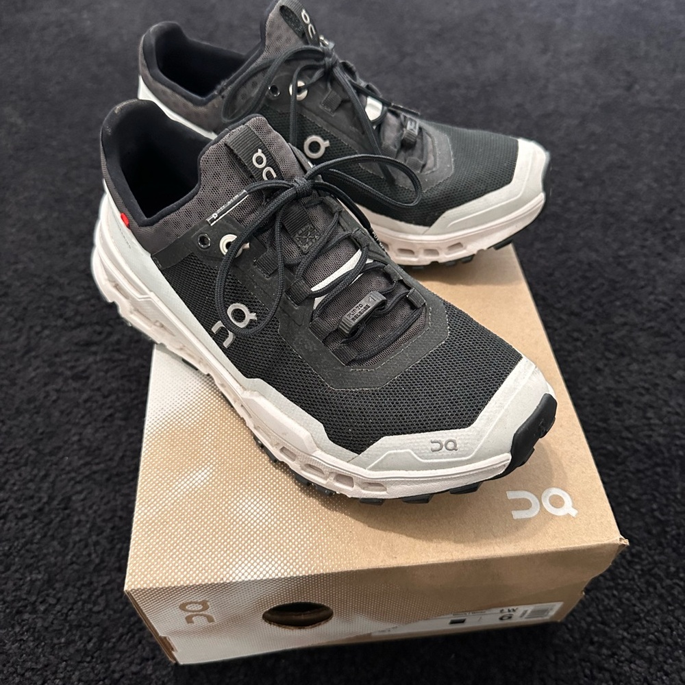 ONCloud cloud ultra sneaker. Black and white. Size 6